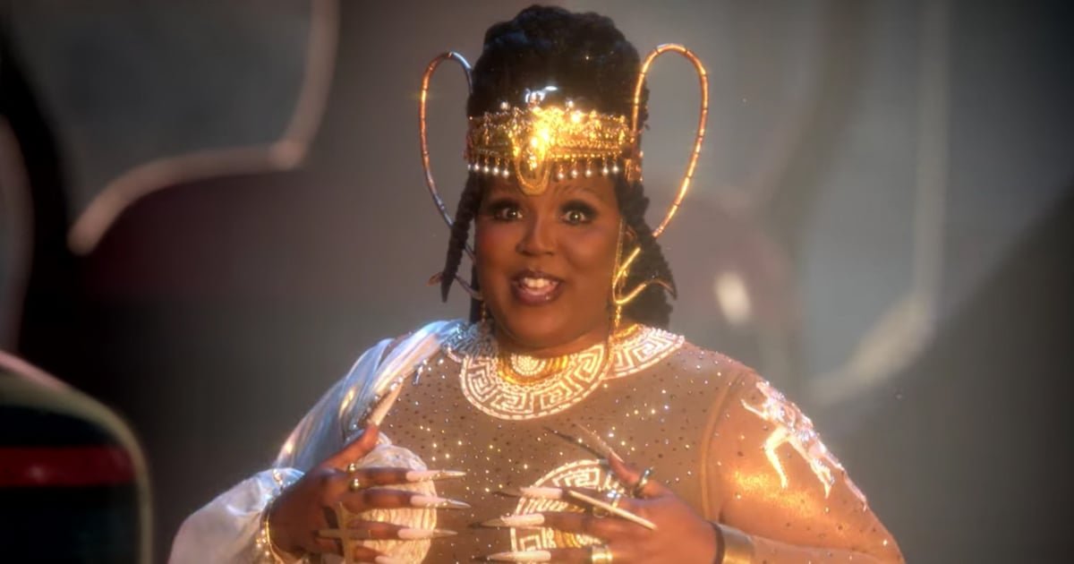 Foram necessárias 5 pessoas para tirar as tranças de 13 pés de Lizzo de seu trailer para o vídeo “Rumors”