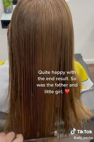 Cabeleireiro salva o cabelo da menina após os pais causarem nós imensos